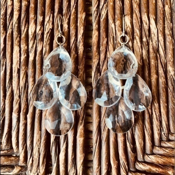 🌟🌟Faceted Clear Acrylic Chandelier Earrings ♥️ - Picture 4 of 5